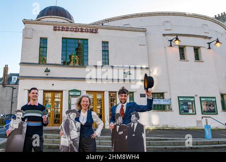 Hippodrome Cinema, Bo'Ness, Schottland, Großbritannien, 08. Februar 2022. Hippodrome Silent Film Festival: Das HippFest-Programm 2022 startet mit Ausschnitten einiger der bekanntesten Stars der Stummfilmzeit, darunter Lon Chaney, Buster Keaton und Laurel & Hardy, während das Festivalteam die Rückkehr zu Live-Veranstaltungen feiert. Das Festival findet im Hippodrome statt - Schottlands ältestem Zweckkino. Im Bild: Will Gibbs, Venue Supervisor, Falkirk Community Trust, Alison Strauss, Festival Director & John Humphries, HippFest Festival Producer Stockfoto