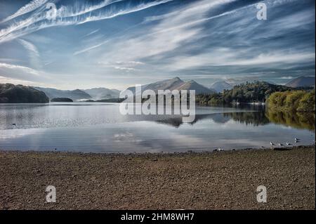 Herbstansicht mit Blick über Derwent Water nach Borrowdale vom Ufer bei Keswick im Lake District. Stockfoto