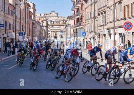 Corso Cairoli Course, Passage des Tirreno Adriatica Radrennens, Macerata, Marken, Italien, Europa Stockfoto