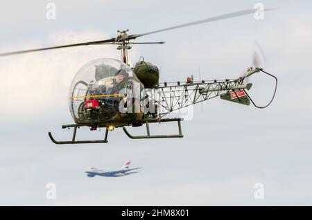 Agusta ab-47G Sioux AH1 Oldtimer-Helikopter XT131 fliegt am Royal Ascot in der Nähe des Flughafens Windsor und Heathrow, wobei ein BA Airbus A380 vorbeifährt Stockfoto