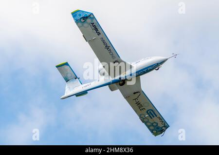 Airbus E-Fan ist ein Prototyp eines zweisitzigen Elektroflugzeugs, das von der Airbus Group entwickelt wird. Flug auf der Farnborough Airshow 2014. Elektrisches Flugzeug Stockfoto