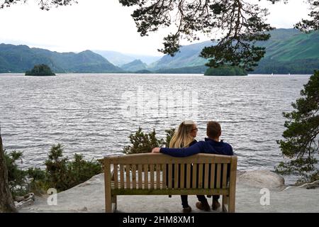 Blick über Derwent Water zu den Jaws of Borrowdale von den Mönchen Craig Keswick im Lake District Stockfoto