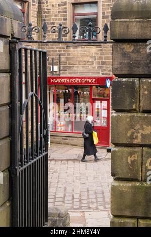 Haworth, Großbritannien: Das Postamt Howarth an der Main Street in Howarth, West Yorkshire, zieht Touristen aus der ganzen Welt wegen seiner Verbindungen zu den U Stockfoto