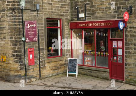 Haworth, Großbritannien: Das Postamt Howarth an der Main Street in Howarth, West Yorkshire, zieht Touristen aus der ganzen Welt wegen seiner Verbindungen zu den U Stockfoto