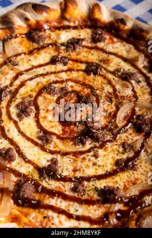 Hausgemachte Hackfleischpizza mit Barbecue-Sauce. Makrofotografie Stockfoto