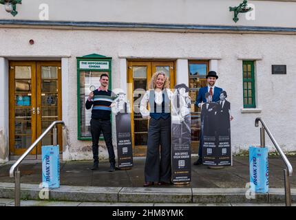 Hippodrome Cinema, Bo'Ness, Schottland, Großbritannien, 08. Februar 2022. Hippodrome Silent Film Festival: Das HippFest-Programm 2022 startet mit Ausschnitten einiger der bekanntesten Stars der Stummfilmzeit, darunter Lon Chaney, Buster Keaton und Laurel & Hardy, während das Festivalteam die Rückkehr zu Live-Veranstaltungen feiert. Das Festival findet im Hippodrome statt - Schottlands ältestem Zweckkino. Im Bild: Will Gibbs, Venue Supervisor, Falkirk Community Trust, Alison Strauss, Festival Director & John Humphries, HippFest Festival Producer Stockfoto