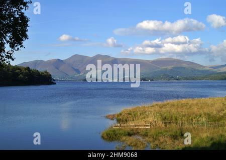 Herbstansicht mit Blick auf Skiddaw über das Derwernt Wasser von nahe Grange in Borrowdale Stockfoto