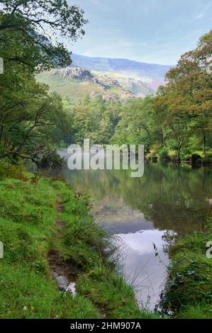 Herbstansicht des Flusses Derwent bei Grange in Borrowdale Cumbria Stockfoto