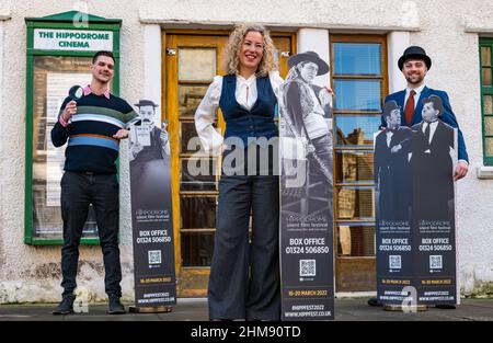 Hippodrome Cinema, Bo'Ness, Schottland, Großbritannien, 08. Februar 2022. Hippodrome Silent Film Festival: Das HippFest-Programm 2022 startet mit Ausschnitten einiger der bekanntesten Stars der Stummfilmzeit, darunter Lon Chaney, Buster Keaton und Laurel & Hardy, während das Festivalteam die Rückkehr zu Live-Veranstaltungen feiert. Das Festival findet im Hippodrome statt - Schottlands ältestem Zweckkino. Im Bild: Will Gibbs, Venue Supervisor, Falkirk Community Trust, Alison Strauss, Festival Director & John Humphries, HippFest Festival Producer Stockfoto