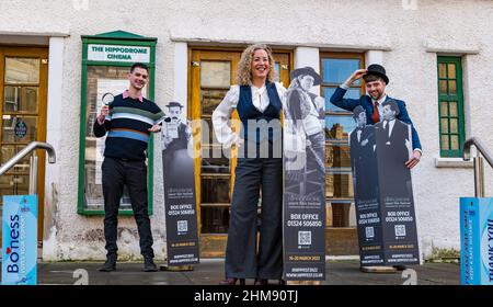 Hippodrome Cinema, Bo'Ness, Schottland, Großbritannien, 08. Februar 2022. Hippodrome Silent Film Festival: Das HippFest-Programm 2022 startet mit Ausschnitten einiger der bekanntesten Stars der Stummfilmzeit, darunter Lon Chaney, Buster Keaton und Laurel & Hardy, während das Festivalteam die Rückkehr zu Live-Veranstaltungen feiert. Das Festival findet im Hippodrome statt - Schottlands ältestem Zweckkino. Im Bild: Will Gibbs, Venue Supervisor, Falkirk Community Trust, Alison Strauss, Festival Director & John Humphries, HippFest Festival Producer Stockfoto