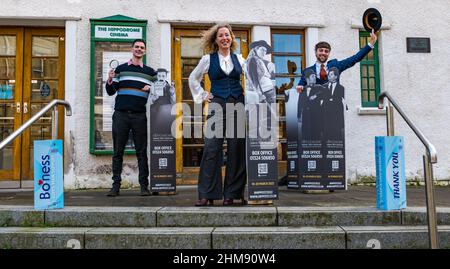 Hippodrome Cinema, Bo'Ness, Schottland, Großbritannien, 08. Februar 2022. Hippodrome Silent Film Festival: Das HippFest-Programm 2022 startet mit Ausschnitten einiger der bekanntesten Stars der Stummfilmzeit, darunter Lon Chaney, Buster Keaton und Laurel & Hardy, während das Festivalteam die Rückkehr zu Live-Veranstaltungen feiert. Das Festival findet im Hippodrome statt - Schottlands ältestem Zweckkino. Im Bild: Will Gibbs, Venue Supervisor, Falkirk Community Trust, Alison Strauss, Festival Director & John Humphries, HippFest Festival Producer Stockfoto