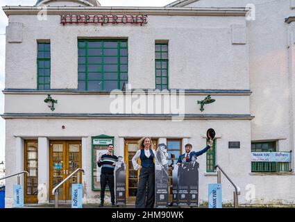 Hippodrome Cinema, Bo'Ness, Schottland, Großbritannien, 08. Februar 2022. Hippodrome Silent Film Festival: Das HippFest-Programm 2022 startet mit Ausschnitten einiger der bekanntesten Stars der Stummfilmzeit, darunter Lon Chaney, Buster Keaton und Laurel & Hardy, während das Festivalteam die Rückkehr zu Live-Veranstaltungen feiert. Das Festival findet im Hippodrome statt - Schottlands ältestem Zweckkino. Im Bild: Will Gibbs, Venue Supervisor, Falkirk Community Trust, Alison Strauss, Festival Director & John Humphries, HippFest Festival Producer Stockfoto