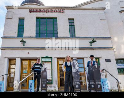 Hippodrome Cinema, Bo'Ness, Schottland, Großbritannien, 08. Februar 2022. Hippodrome Silent Film Festival: Das HippFest-Programm 2022 startet mit Ausschnitten einiger der bekanntesten Stars der Stummfilmzeit, darunter Lon Chaney, Buster Keaton und Laurel & Hardy, während das Festivalteam die Rückkehr zu Live-Veranstaltungen feiert. Das Festival findet im Hippodrome statt - Schottlands ältestem Zweckkino. Im Bild: Will Gibbs, Venue Supervisor, Falkirk Community Trust, Alison Strauss, Festival Director & John Humphries, HippFest Festival Producer Stockfoto