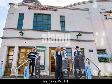 Hippodrome Cinema, Bo'Ness, Schottland, Großbritannien, 08. Februar 2022. Hippodrome Silent Film Festival: Das HippFest-Programm 2022 startet mit Ausschnitten einiger der bekanntesten Stars der Stummfilmzeit, darunter Lon Chaney, Buster Keaton und Laurel & Hardy, während das Festivalteam die Rückkehr zu Live-Veranstaltungen feiert. Das Festival findet im Hippodrome statt - Schottlands ältestem Zweckkino. Im Bild: Will Gibbs, Venue Supervisor, Falkirk Community Trust, Alison Strauss, Festival Director & John Humphries, HippFest Festival Producer Stockfoto