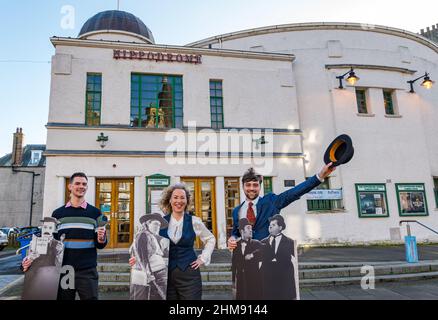 Hippodrome Cinema, Bo'Ness, Schottland, Großbritannien, 08. Februar 2022. Hippodrome Silent Film Festival: Das HippFest-Programm 2022 startet mit Ausschnitten einiger der bekanntesten Stars der Stummfilmzeit, darunter Lon Chaney, Buster Keaton und Laurel & Hardy, während das Festivalteam die Rückkehr zu Live-Veranstaltungen feiert. Das Festival findet im Hippodrome statt - Schottlands ältestem Zweckkino. Im Bild: Will Gibbs, Venue Supervisor, Falkirk Community Trust, Alison Strauss, Festival Director & John Humphries, HippFest Festival Producer Stockfoto