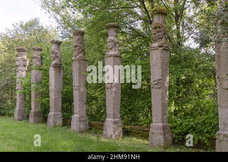 Theater mit Obelisken, Sacro Bosco, Heiliger Hain, umgangssprachlich Park der Monster genannt, XVI Jahrhundert, Parco dei Mostri auf Italienisch, Bomarzo, Lazi Stockfoto