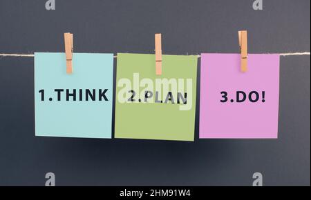 Die Wörter think Plan do stehen auf einem Blatt Papier, haben ein Geschäfts- und Bildungsziel, Coaching-Konzept, positives Denken, Motivation Stockfoto