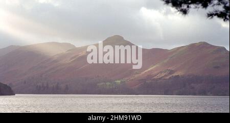 Blick auf CatBells im Sonnenlicht über Derwent Water Stockfoto