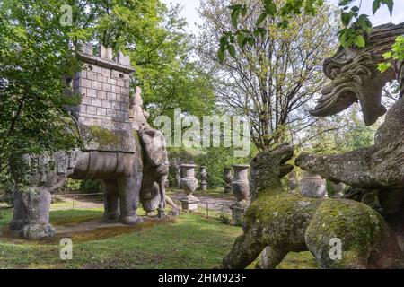 Drache und Elefant, der Sacro Bosco, Heiliger Hain umgangssprachlich Park der Monster genannt, XVI Jahrhundert, Parco dei Mostri auf Italienisch, Bomarzo, Latium, Stockfoto