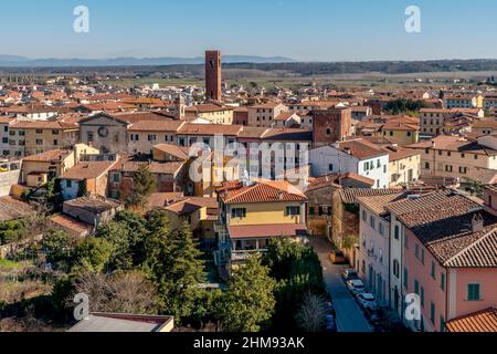 Luftaufnahme des historischen Zentrums von Bientina, Pisa, Italien, an einem sonnigen Tag Stockfoto