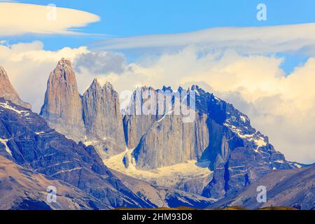 Dramatische Gipfel der Torres del Paine im Torres del Paine Nationalpark, Patagonien, Südchile, vom Sarmiento-See aus gesehen Stockfoto