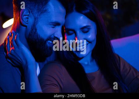 Portrait der Unterstützung leidenschaftlich ewig liebevolle Ehegatten Dame berühren Kerl Hals sitzen in Abend häuslichen komfortablen Zimmer Stockfoto