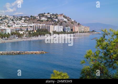 Almuñecar, Costa Tropical, Provinz Granada, Andalusien, Südspanien. Strände am östlichen Ende der Stadt. Stockfoto