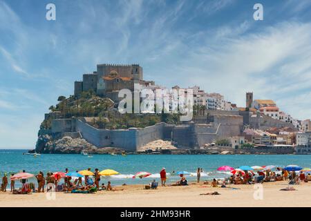 Peñíscola oder Peniscola, Provinz Castellon, Costa del Azahar, Spanien. Die Stadt und das Schloss auf der anderen Seite des Strandes. Die Burg wurde von den Rittern erbaut Stockfoto