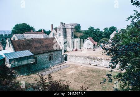 Carisbrooke Castle ist ein historisches schloss in motte und bailey in der Nähe von Newport, Isle of Wight, England. Die Stätte wurde in der vorrömischen Zeit besetzt, zerstörte Mauern deuten darauf hin, dass es in der römischen Zeit Gebäude gab. Kapelle, Gouverneurshaus und Brunnenhaus. Archivscan von einem Dia. Juli 1975. Stockfoto