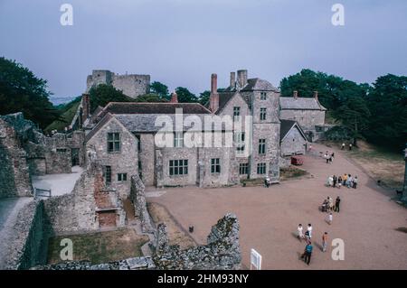 Carisbrooke Castle ist ein historisches schloss in motte und bailey in der Nähe von Newport, Isle of Wight, England. Die Stätte wurde in der vorrömischen Zeit besetzt, zerstörte Mauern deuten darauf hin, dass es in der römischen Zeit Gebäude gab. Haus des Gouverneurs. Archivscan von einem Dia. Juli 1975. Stockfoto