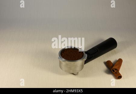 Kaffeefilter und Zimtstangen auf hellem Hintergrund. Stockfoto
