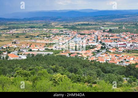 Blick über die Landschaft und das Dorf Castelo Rodrigo, Serra da Estrela, Beira Alta, Portugal Stockfoto