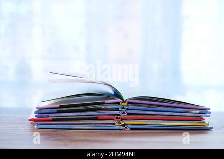 Stapel von bunten Büchern auf einem Tisch mit Platz für Kopien Stockfoto