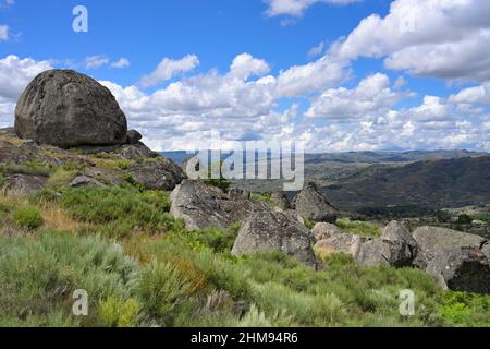 Felsformationen um das Dorf Idanha-a-Velha, Serra da Estrela, Beira Alta, Portugal Stockfoto