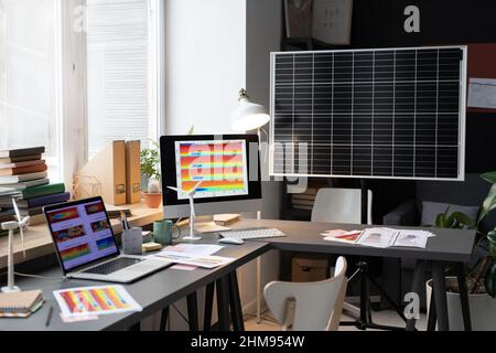 Bild des Arbeitsplatzes einer Geschäftsperson mit Computer und Dokumenten auf dem Tisch im Büro Stockfoto