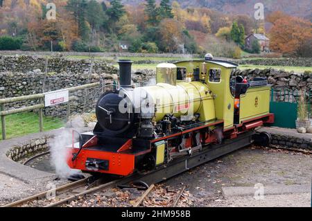 Die Lokomotive Northern Rock von Ravensglass und Eskdale Railway auf der Drehscheibe am Bahnhof Dalegarth wird bereit gedreht, um einen Zug zurück nach Ravensglass zu schleppen Stockfoto