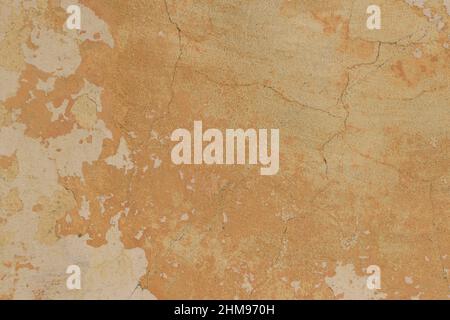 Alte beige und cremefarbene Wandstruktur. Textur der alten abgenutzten Wand mit mehreren Schichten beige- und cremefarbener Farbe. Stockfoto