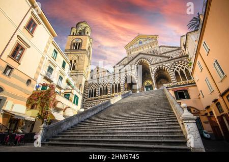 Der Glockenturm der Amalfi-Kathedrale in Amalfi, Italien. Die Kirche des Apostels Saint Andrew, römisch-katholische Kirche auf der Piazza del Duomo bei Sonnenuntergang Stockfoto