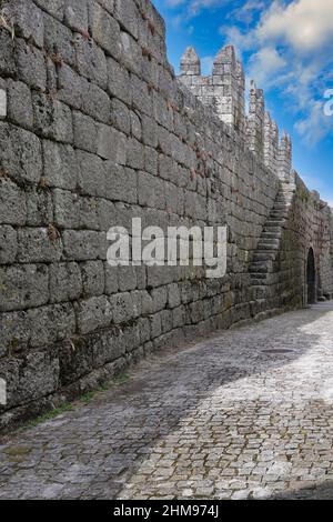 Treppen führen zum Gipfel des Meadow’s Gate, Trancoso, Serra da Estrela, Portugal Stockfoto