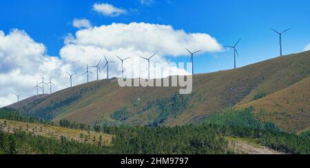 Windturbinen auf einem Bergrücken, Serra da Estrela, Portugal Stockfoto