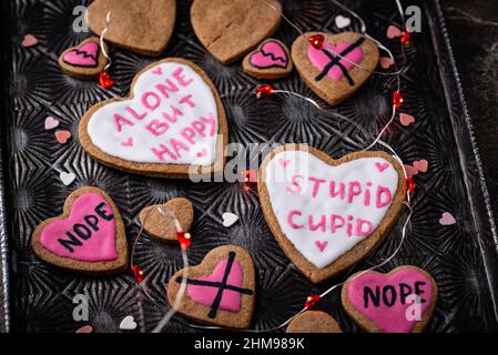 Anti-Valentinstag-Konzept. Cookies allein, aber glücklich. Stockfoto