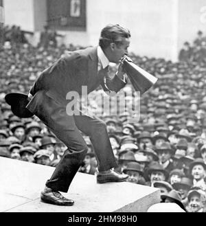 CHARLIE CHAPLIN (1889-1977) englischer Comicschauspieler und Filmproduzent, der 1917 im Rahmen einer Victory Bonds-Kundgebung Menschenmengen in New York unterhielt Stockfoto