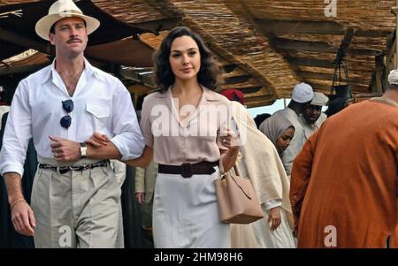 DEATH ON THE NILE 2022 20th Century Studios Film mit Gal Gadot als Linnet Ridgeway-Doyle und Armie Hammer als Simon Doyle Stockfoto