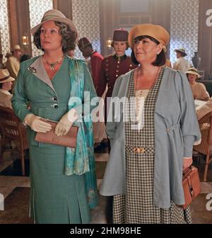 DEATH ON THE NILE 2022 20th Century Studios Film mit Jennifer Saunders links als Marie Van Schuyler und Dawn French als Mrs Bowers. Stockfoto