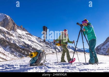 Frankreich. Hautes-Alpes (05) Ecrins National Park, von der Spitze des Skigebiets Serre Chevalier, Beobachtung der Tierwelt mit einem Teleskop mit Rachel Bourg, Stockfoto