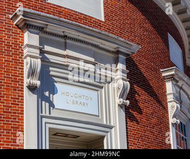 Cambridge, Massachusetts, USA - 6. Februar 2022: Das Houghton-Bibliotheksgebäude befindet sich im Harvard Yard der Harvard University. Stockfoto