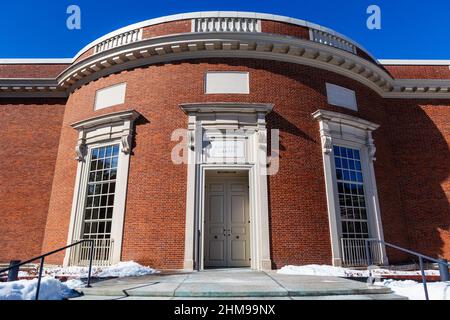 Cambridge, Massachusetts, USA - 6. Februar 2022: Das Houghton Library-Gebäude befindet sich im Harvard Yard der Harvard University. Stockfoto