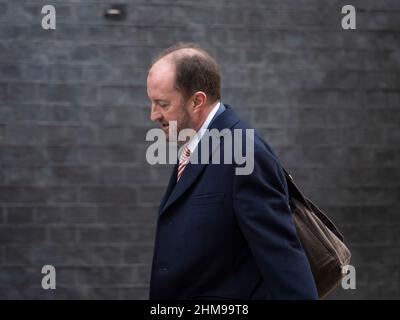 Downing Street, London, Großbritannien. 8th. Februar 2022. Guto Harri, ehemaliger Sender und neu ernannter Downing Street Director of Communications, trifft vor der wöchentlichen Kabinettssitzung bei No 10 ein. Quelle: Malcolm Park/Alamy Live News Stockfoto