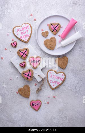 Anti-Valentinstag-Konzept. Cookies allein, aber glücklich. Stockfoto