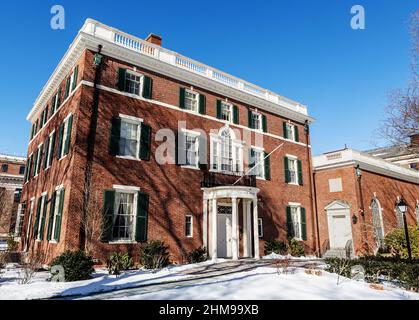 Cambridge, Massachusetts, USA - 6. Februar 2022: Das Loeb House im Harvard Yard der Harvard University. Früher bekannt als das Haus des Präsidenten. Stockfoto